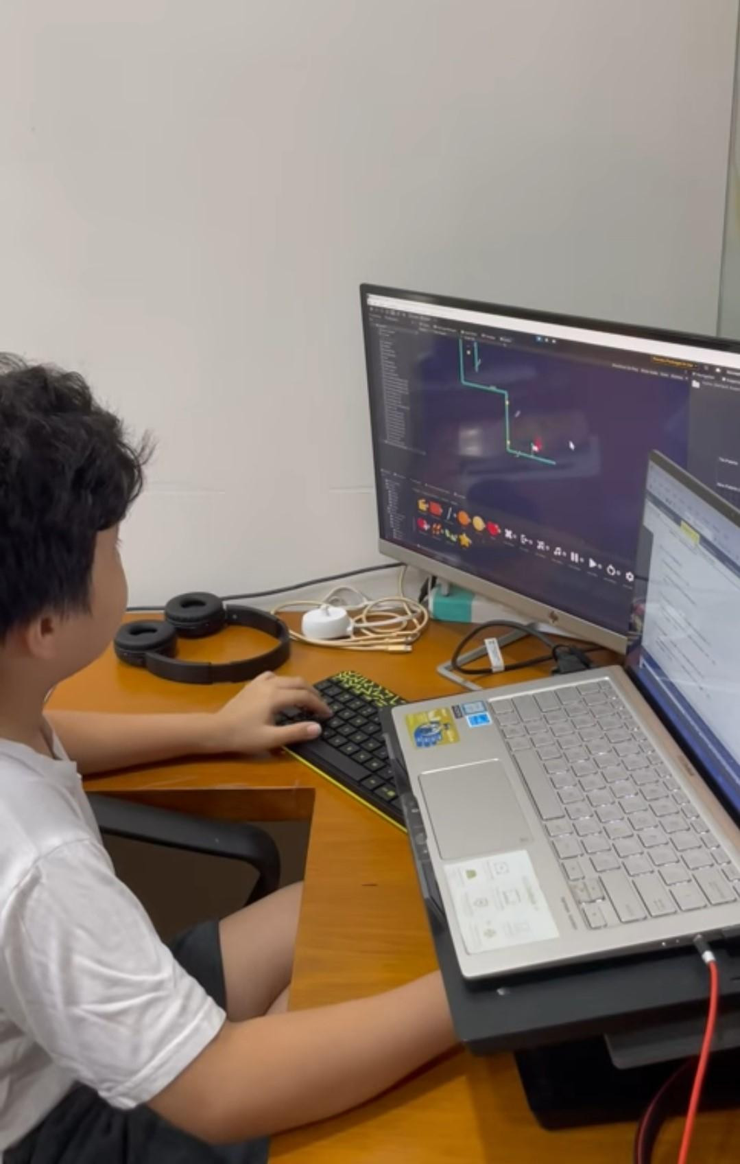 Dù mới lớp 4 nhưng Nam Long mong muốn được thực tập ở những công ty lớn. Ảnh: FBNV Dù mới lớp 4 nhưng Nam Long mong muốn được thực tập ở những công ty lớn. Ảnh: FBNV