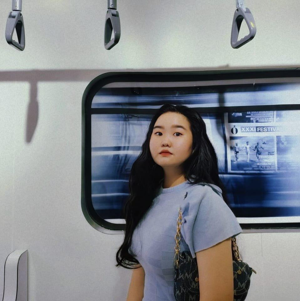 Tuyết Vân dọn dẹp phòng học đón chờ năm học mới. Ảnh: NVCC