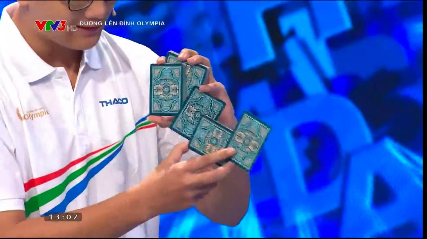 Bên cạnh thành tích học tập nổi trội thì Gia Huy còn có “tài lẻ” múa bài. Bên cạnh thành tích học tập nổi trội thì Gia Huy còn có “tài lẻ” múa bài.