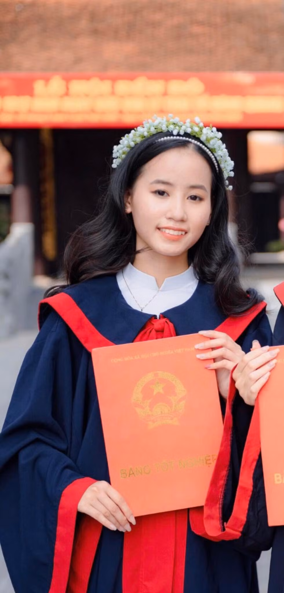 Kiều Chinh tin rằng việc đưa những kiến thức về đầu tư và chứng khoán vào chương trình học sẽ giúp các bạn học sinh có cơ hội được tìm hiểu nhiều hơn về kinh tế, tiền tệ,... Ảnh: NVCC