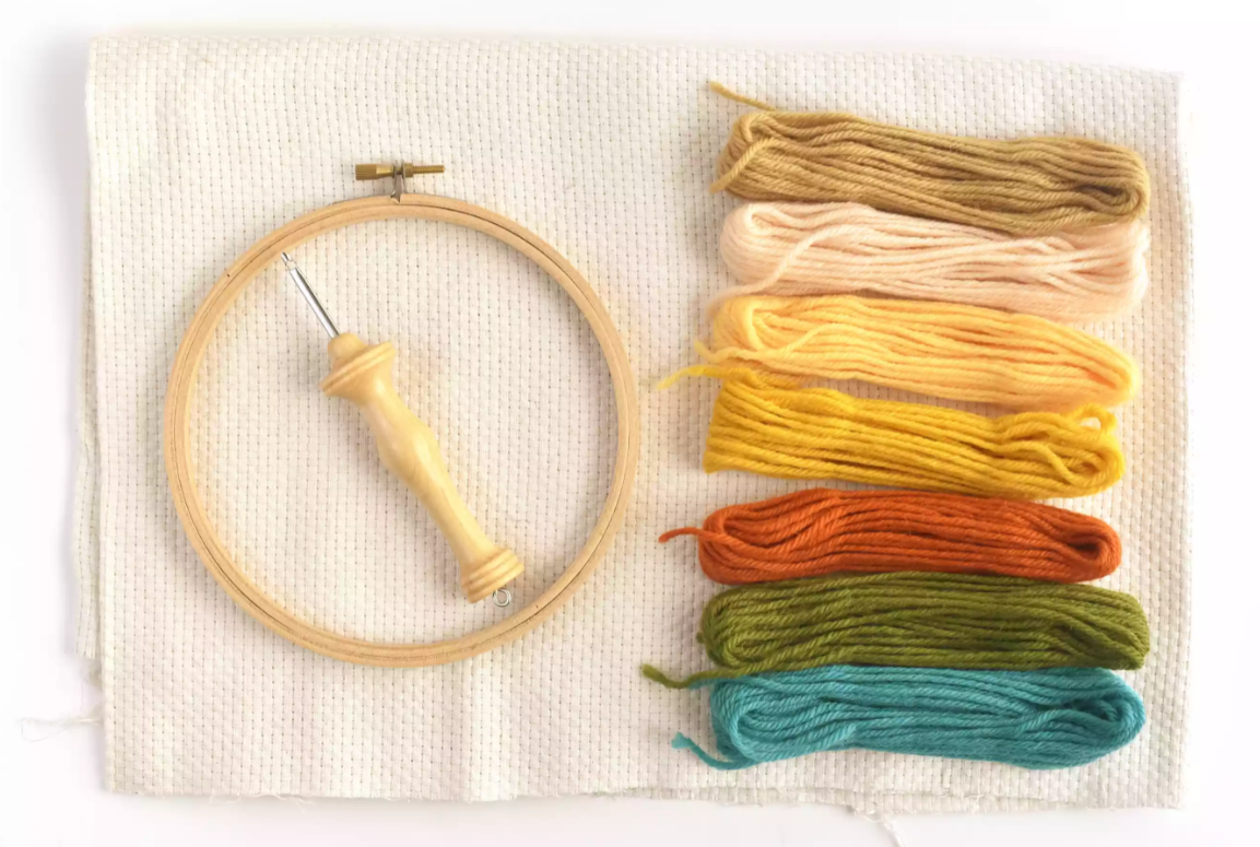 Các dụng cụ để làm nên một tác phẩm thêu len nổi. Ảnh: Internet Các dụng cụ để làm nên một tác phẩm thêu len nổi. Ảnh: Internet