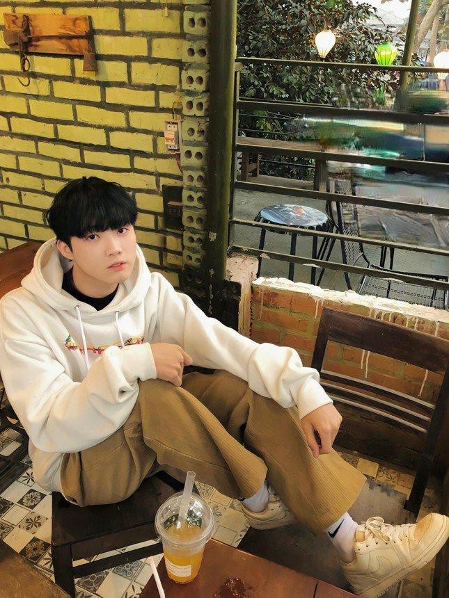 Không chỉ sở hữu ngoại hình điển trai, Tiến Đạt còn có "gu" ăn mặc khá chất. Không chỉ sở hữu ngoại hình điển trai, Tiến Đạt còn có "gu" ăn mặc khá chất.