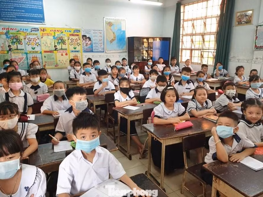 Việc phối hợp 2 hình thức học trực tiếp và trực tuyến là việc phải làm và phù hợp với xu thế giáo dục, thích ứng, linh hoạt trong mọi tình huống. Nguồn: Tiền Phong