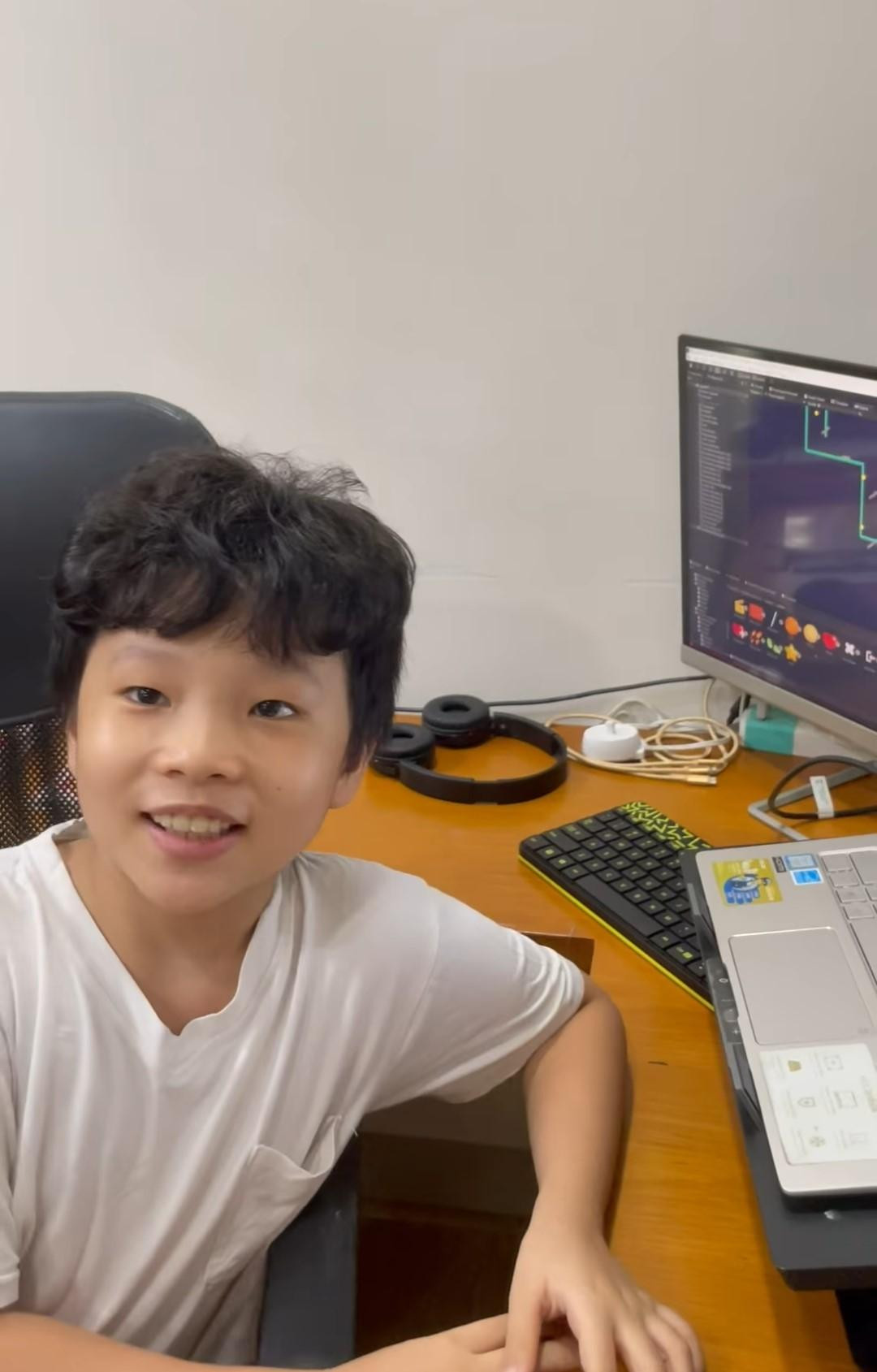 Cậu bé lớp 4 đã có thể tạo một dự án lập trình game xịn sò như sinh viên làm đồ án. Ảnh: FBNV Cậu bé lớp 4 đã có thể tạo một dự án lập trình game xịn sò như sinh viên làm đồ án. Ảnh: FBNV