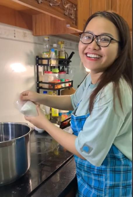 Khánh Linh đã dành nhiều tình cảm để làm nên món quà đặc biệt này. (Ảnh chụp màn hình)