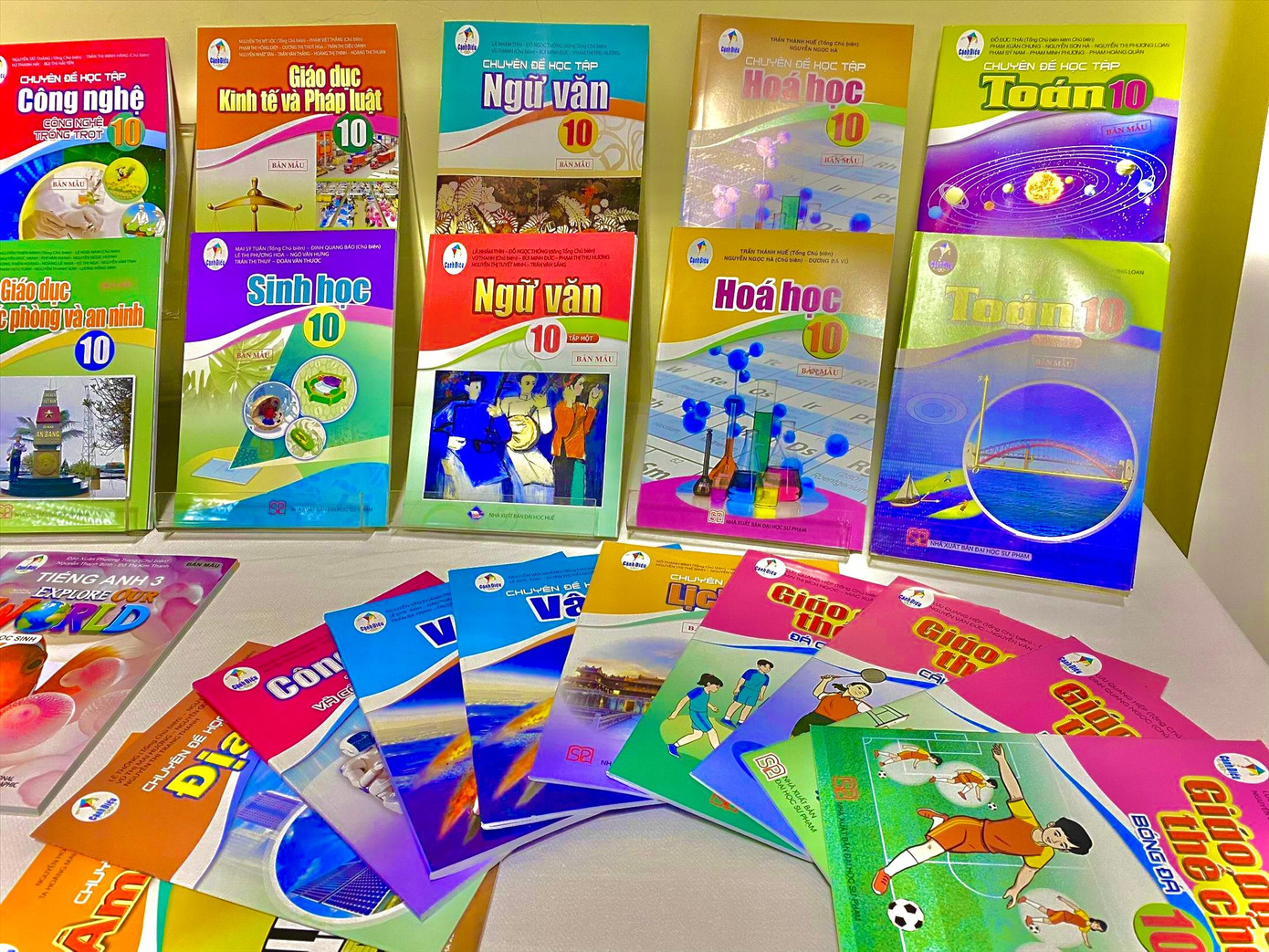 Bộ SGK lớp 10 mẫu mới thuộc bộ Cánh diều. Ảnh: TPO Bộ SGK lớp 10 mẫu mới thuộc bộ Cánh diều. Ảnh: TPO