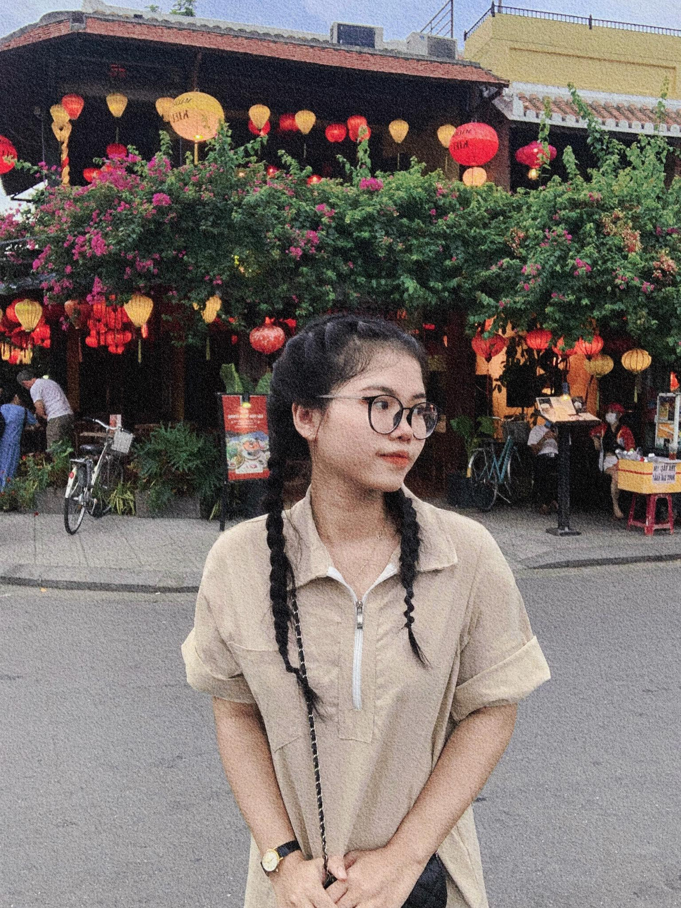 Thu Hiền thích vẻ đẹp yên bình của phố cổ Hội An. Ảnh: NVCC