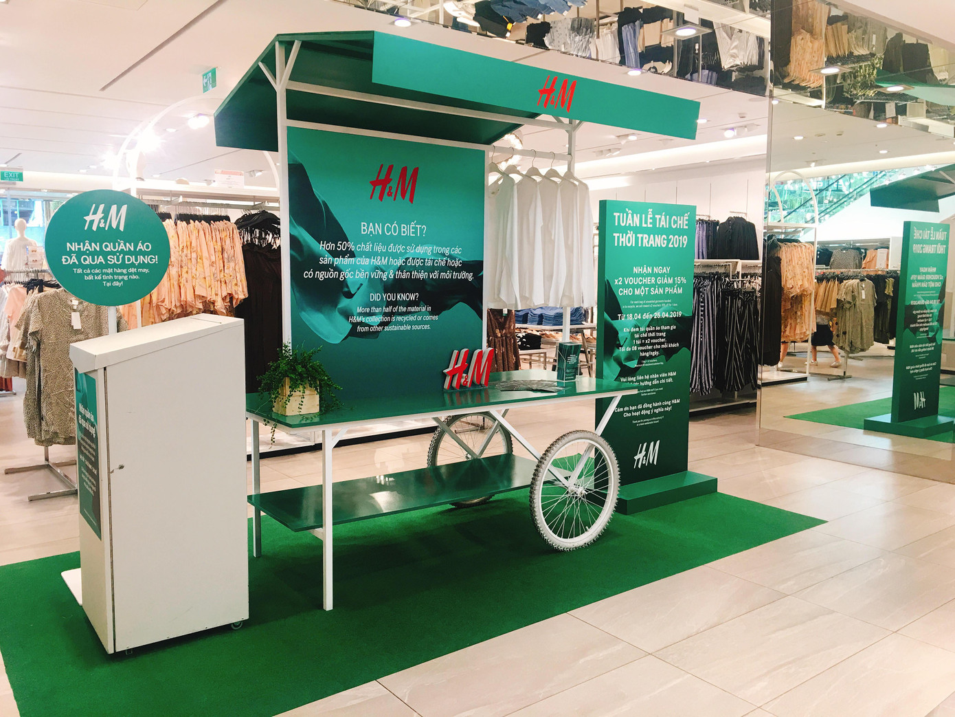 Hình ảnh khu vực Thu Gom Quần Áo Cũ tại một cửa hàng H&M. Nguồn: H&M