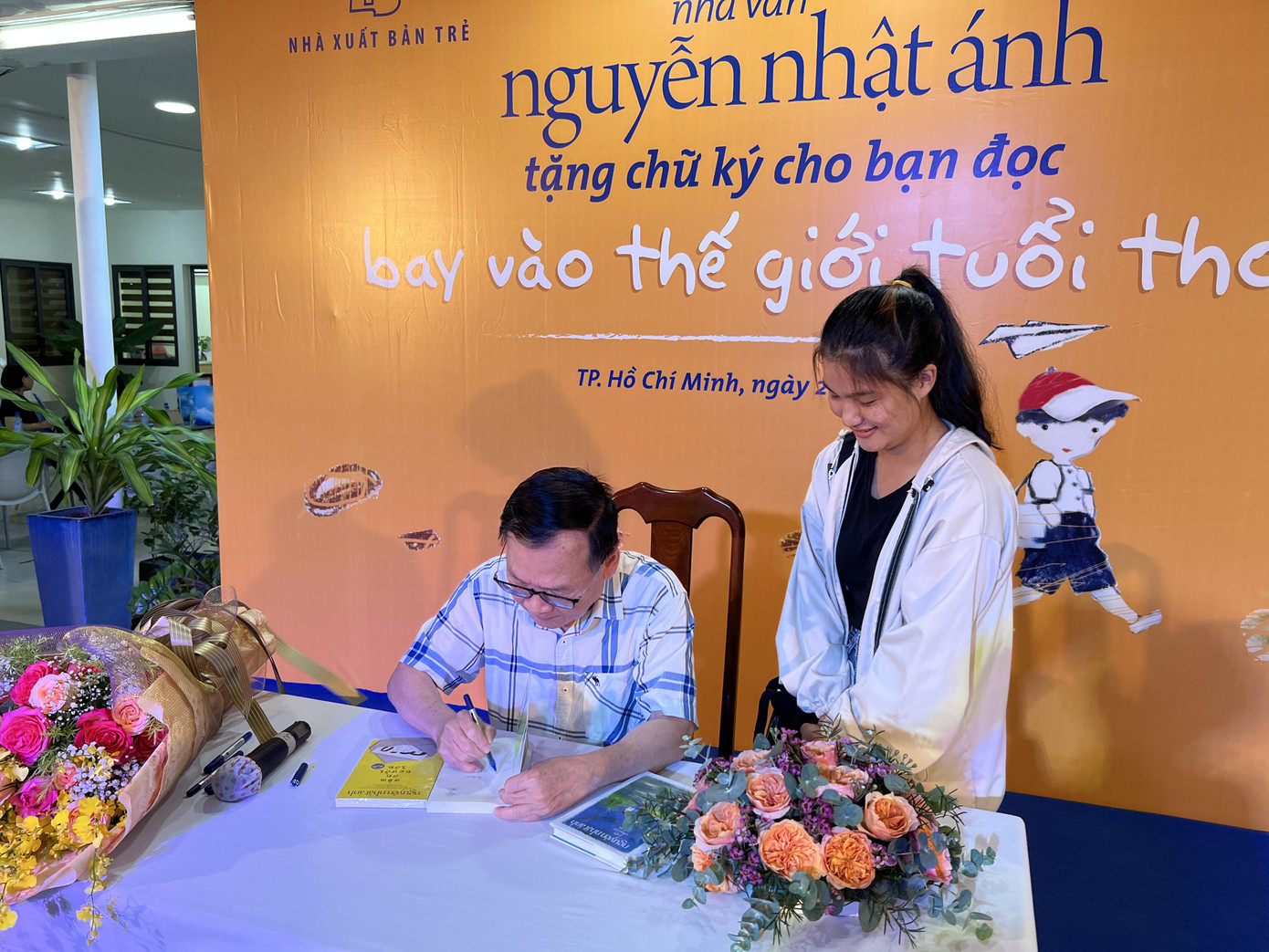 Ngoài cơ hội nhận chữ ký tặng từ nhà văn Nguyễn Nhật Ánh, bạn đọc còn được tham gia những hoạt động thú vị. Ảnh: Minh Đăng Ngoài cơ hội nhận chữ ký tặng từ nhà văn Nguyễn Nhật Ánh, bạn đọc còn được tham gia những hoạt động thú vị. Ảnh: Minh Đăng