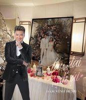 Bức ảnh ghép đầy "muối" của netizen khi ghép ca sĩ Đàm Vĩnh Hưng vào không gian buổi tiệc kèm tên ca khúc nổi tiếng "Lâu đài tình ái". Nguồn: Internet. Bức ảnh ghép đầy "muối" của netizen khi ghép ca sĩ Đàm Vĩnh Hưng vào không gian buổi tiệc kèm tên ca khúc nổi tiếng "Lâu đài tình ái". Nguồn: Internet.