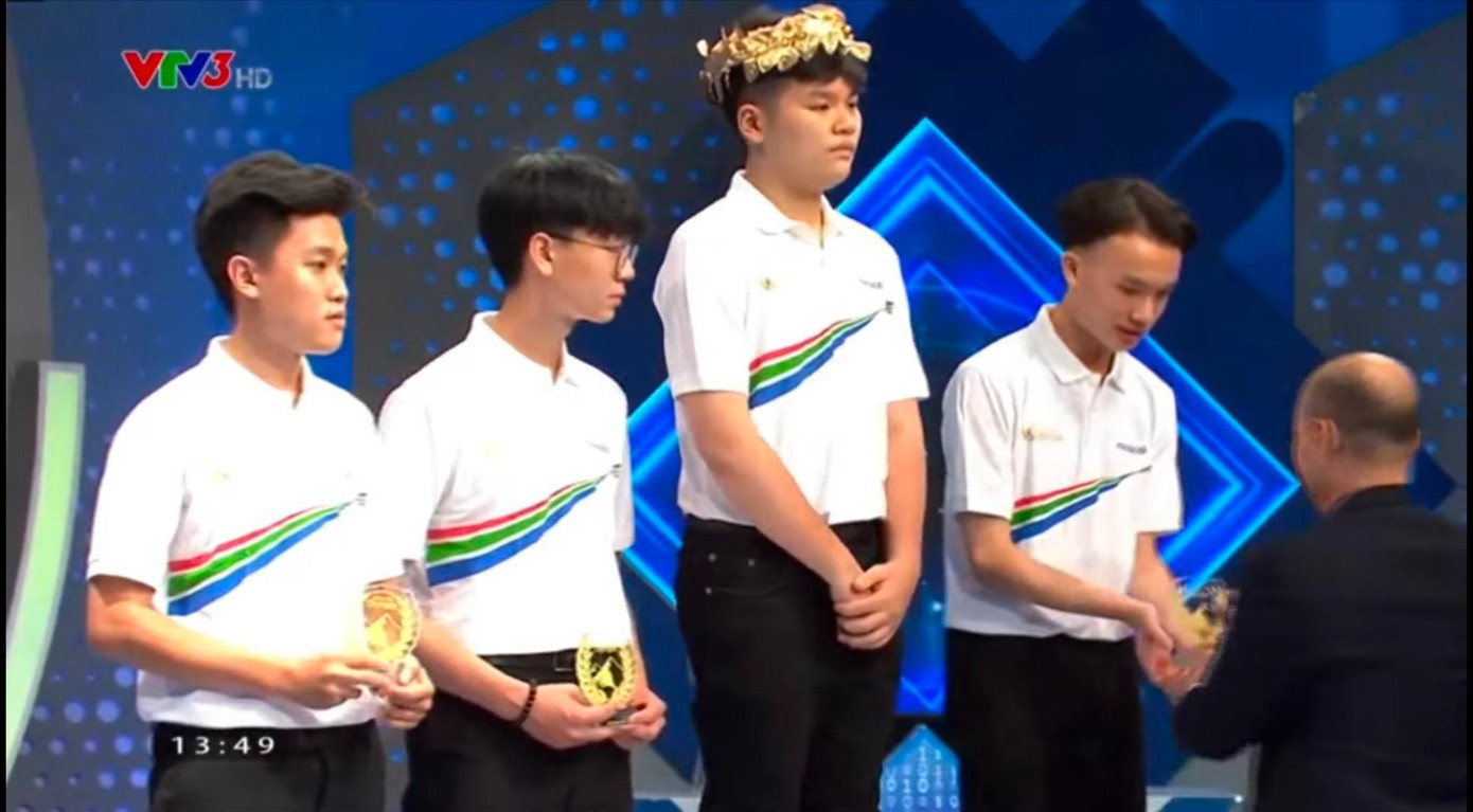 Vũ Nguyên Sơn giành chiến thắng chung cuộc với 325 điểm.