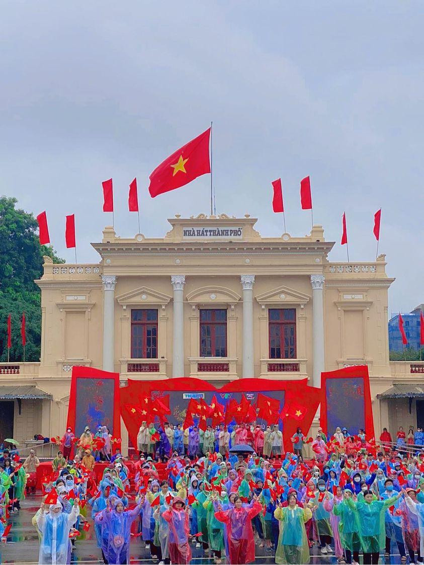 Cầu Hải Phòng rực rỡ cờ hoa bất chấp mưa gió. Ảnh: Fanpage Đường lên đỉnh Olympia Cầu Hải Phòng rực rỡ cờ hoa bất chấp mưa gió. Ảnh: Fanpage Đường lên đỉnh Olympia