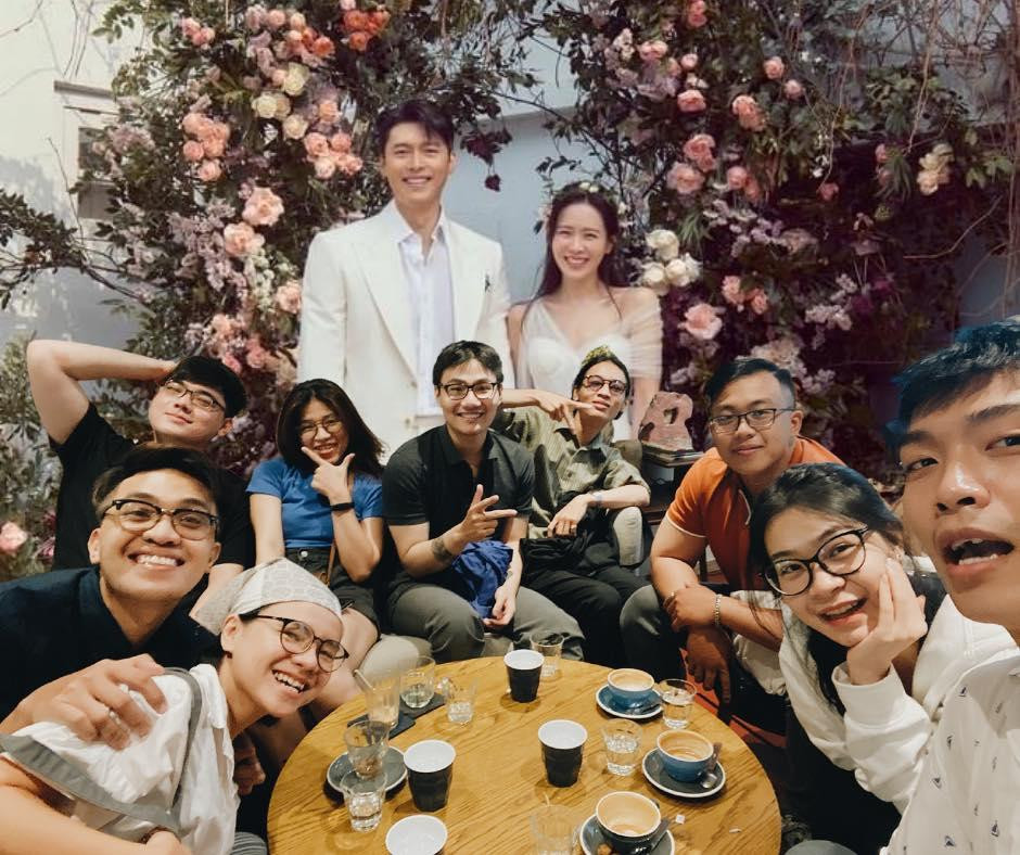 Các bạn trẻ tranh thủ đu trend "dự đám cưới" của cặp đôi Hyun Bin và Son Ye Jin. Nguồn: FB B.B Các bạn trẻ tranh thủ đu trend "dự đám cưới" của cặp đôi Hyun Bin và Son Ye Jin. Nguồn: FB B.B
