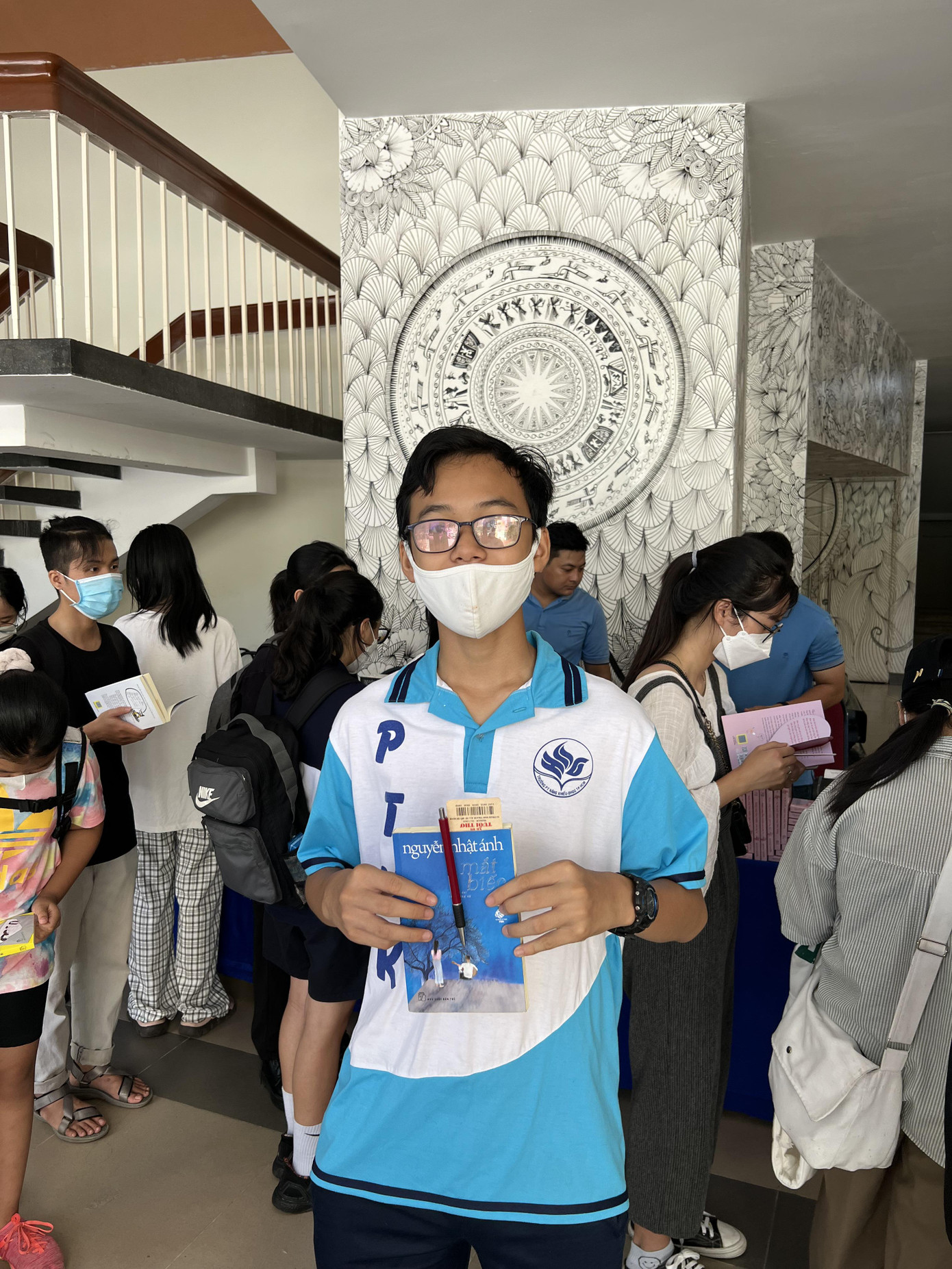 Sơn Thạch tham gia buổi ký tặng của nhà văn Nguyễn Nhật Ánh. Ảnh: Minh Đăng Sơn Thạch tham gia buổi ký tặng của nhà văn Nguyễn Nhật Ánh. Ảnh: Minh Đăng