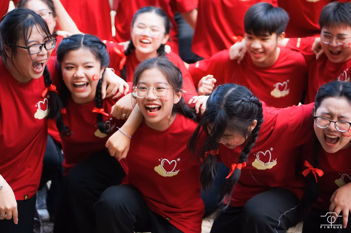 Những khoảnh khắc "tình bạn diệu kỳ" trong chuỗi hành trình của học sinh trường Nguyễn Thượng Hiền. Nguồn: NTH’s Photography and Design Club