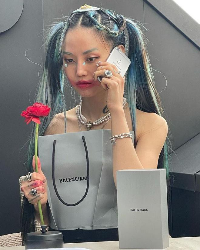 Chiếc thư mời độc đáo được Balenciaga khắc sau lưng chiếc iPhone 6s. Nguồn: Internet.