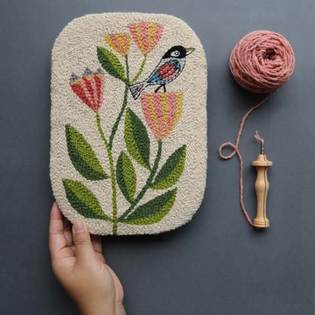 Những sản phẩm từ thêu len nổi có tính ứng dụng cao từ kỹ thuật thêu nổi như: Làm vỏ gối, tranh treo tường, thú nhồi bông. Ảnh: Internet Những sản phẩm từ thêu len nổi có tính ứng dụng cao từ kỹ thuật thêu nổi như: Làm vỏ gối, tranh treo tường, thú nhồi bông. Ảnh: Internet