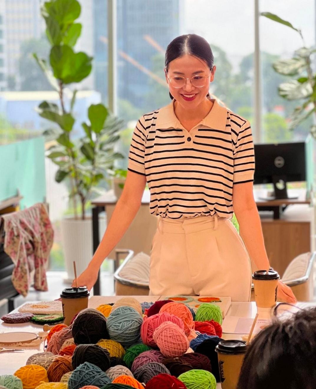 Từ đam mê, hoa hậu Phương Khánh đã đưa thêu len nổi trở thành một công việc và lan tỏa vẻ đẹp của bộ môn này đến cộng đồng. Ảnh: FBNV Từ đam mê, hoa hậu Phương Khánh đã đưa thêu len nổi trở thành một công việc và lan tỏa vẻ đẹp của bộ môn này đến cộng đồng. Ảnh: FBNV