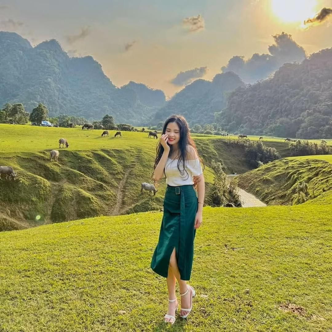 Vẻ đẹp của thảo nguyên vào những buổi chiều tà. Ảnh: Trần Hoàng Anh Trâm