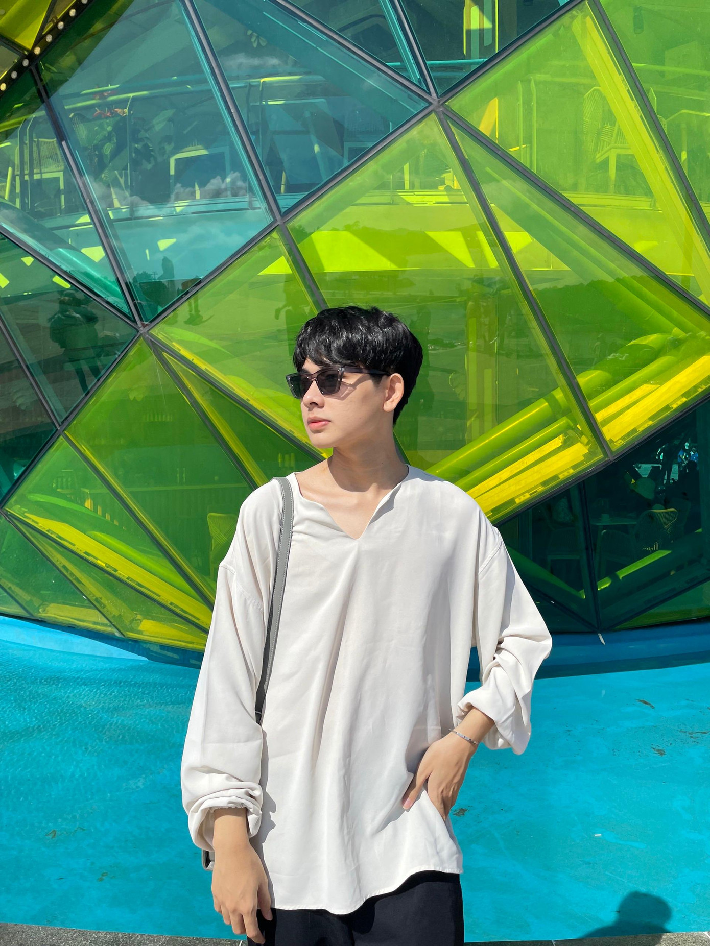 Trọng Nghĩa mong chờ được lấp đầy thẻ nhớ máy ảnh bằng một loạt khoảnh khắc lung linh tại vườn hồng. Ảnh: NVCC.