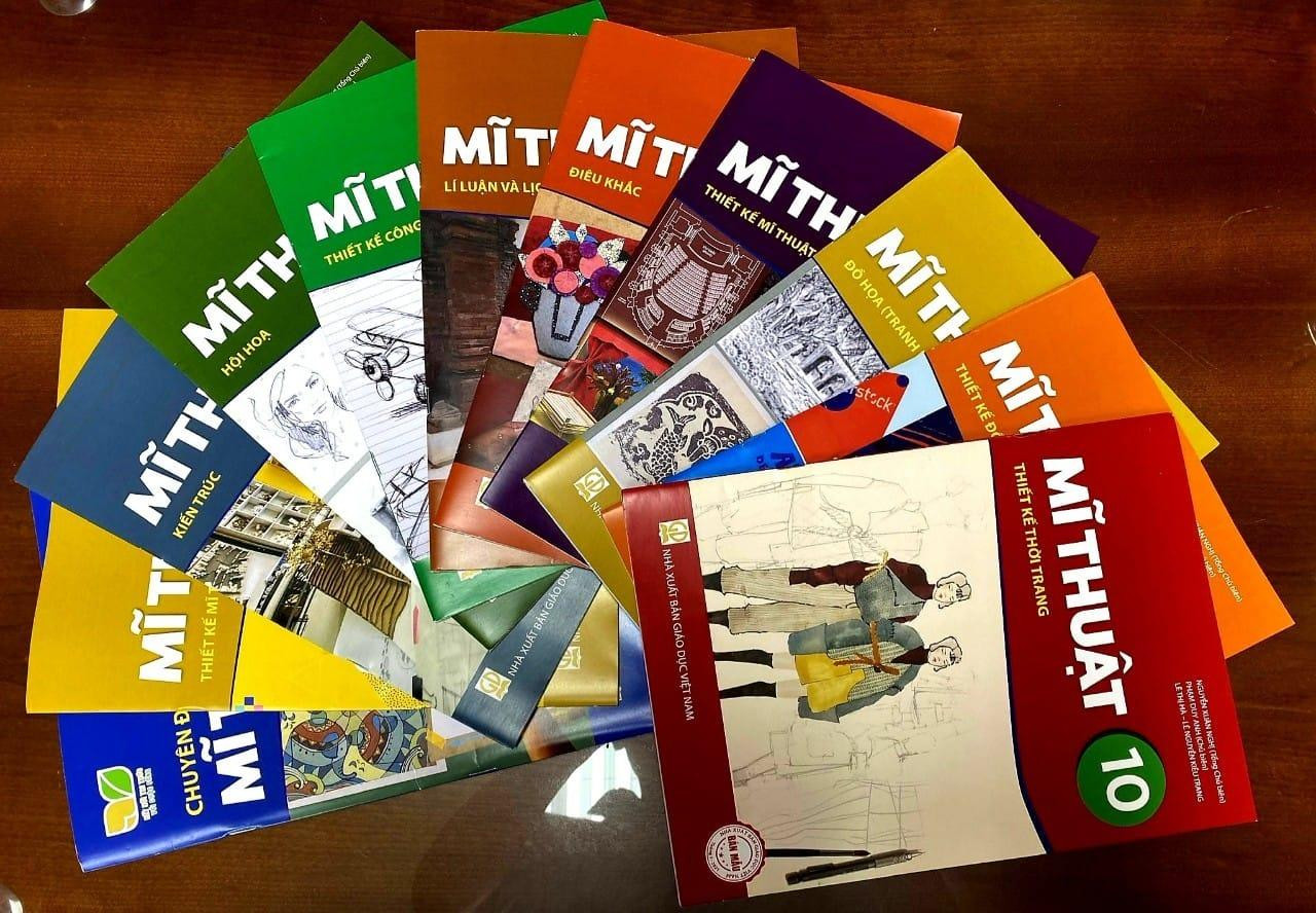 Hình ảnh những quyển sách Mĩ thuật 10 đang được chia sẻ trên khắp các trang mạng xã hội. Nguồn: Facebook Nguyễn Xuân Nghị Hình ảnh những quyển sách Mĩ thuật 10 đang được chia sẻ trên khắp các trang mạng xã hội. Nguồn: Facebook Nguyễn Xuân Nghị