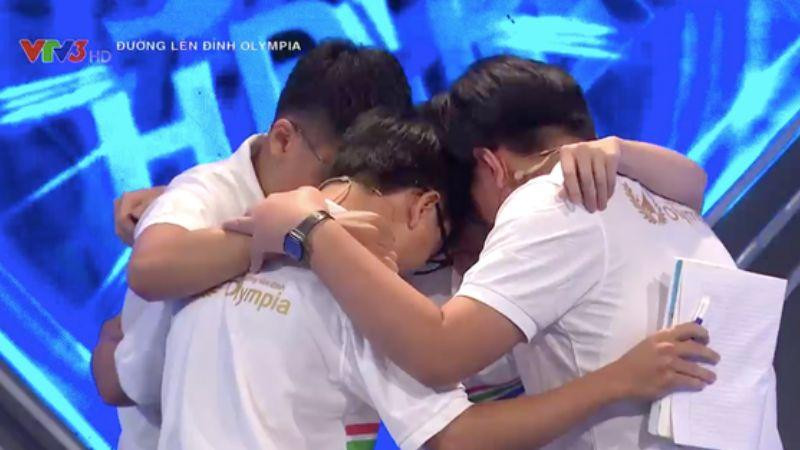 4 nhà leo núi ôm nhau trong phần lựa chọn ngôi sao hi vọng. 4 nhà leo núi ôm nhau trong phần lựa chọn ngôi sao hi vọng.