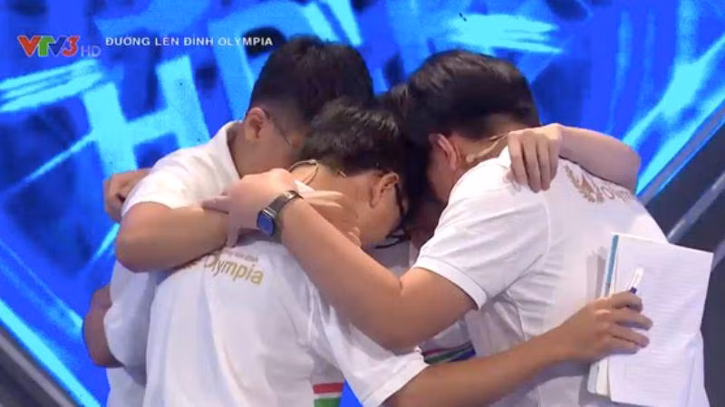 4 nhà leo núi ôm nhau trong phần lựa chọn ngôi sao hi vọng.