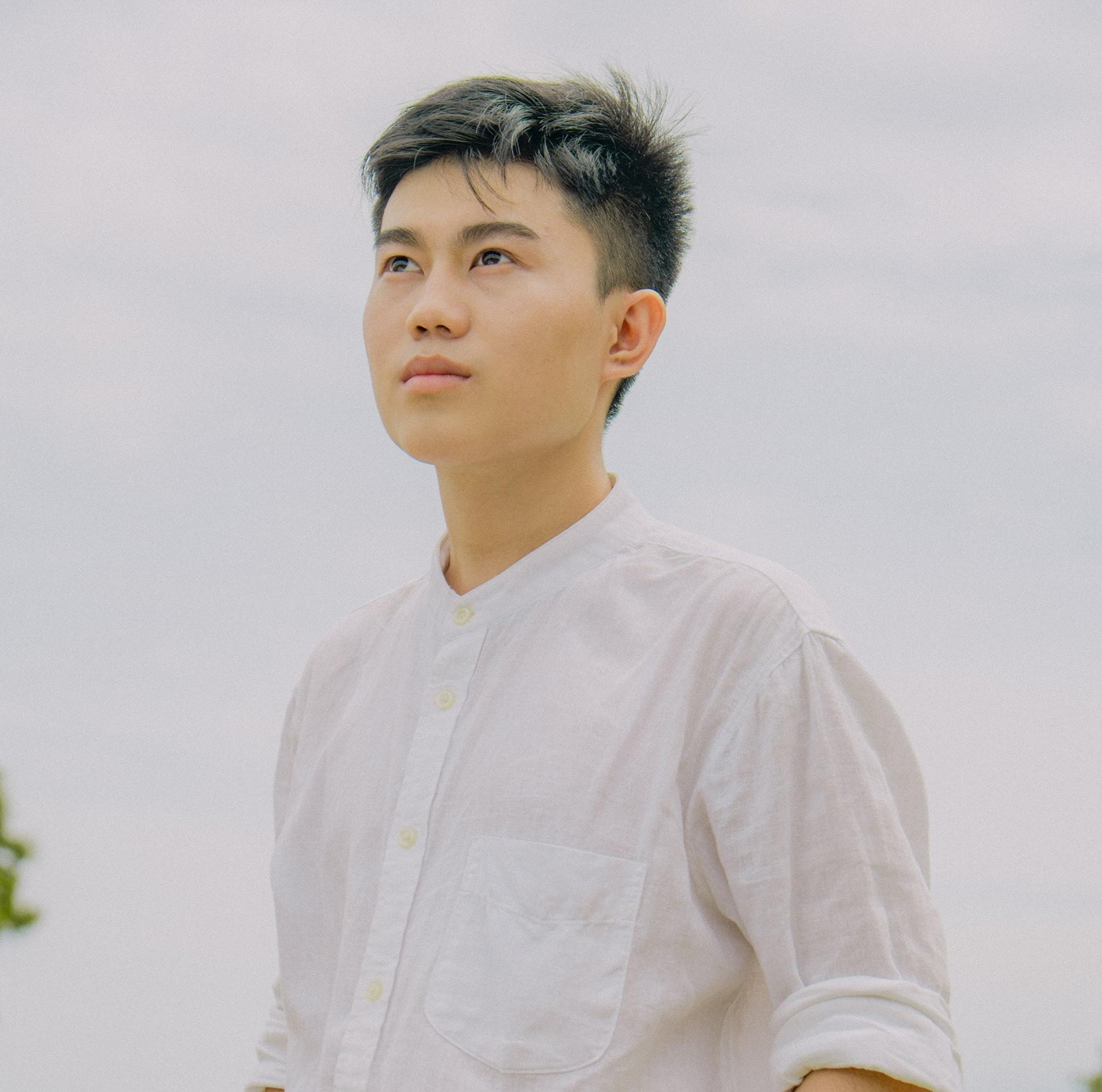 Quang Duy nhấn mạnh yếu tố tình cảm khi đặt bút làm bài thi môn Ngữ Văn bởi “Văn chương bao giờ cũng phải bắt nguồn từ cuộc sống”. Ảnh: NVCC