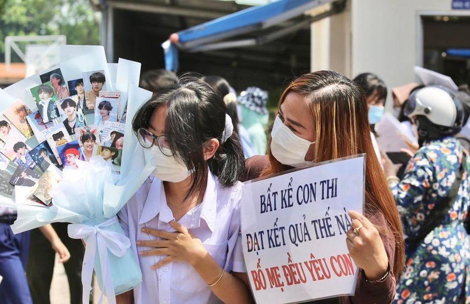 Cô bạn sĩ tử này cũng phần nào "vỡ òa cảm xúc" trước sự chuẩn bị đầy tâm lý của mẹ mình. Ảnh: Hoàng Giang Cô bạn sĩ tử này cũng phần nào "vỡ òa cảm xúc" trước sự chuẩn bị đầy tâm lý của mẹ mình. Ảnh: Hoàng Giang