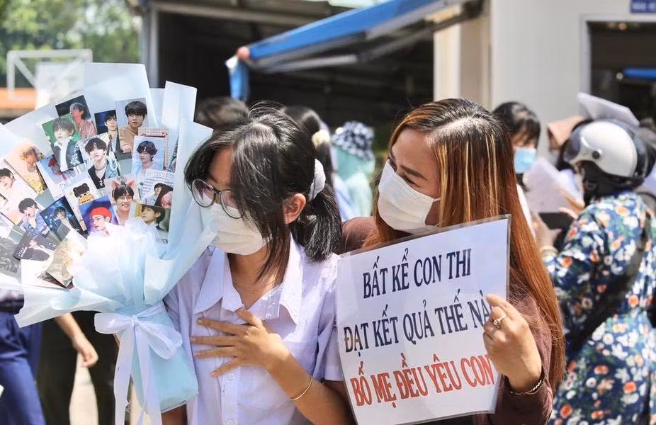 Cô bạn sĩ tử này cũng phần nào "vỡ òa cảm xúc" trước sự chuẩn bị đầy tâm lý của mẹ mình. Ảnh: Hoàng Giang