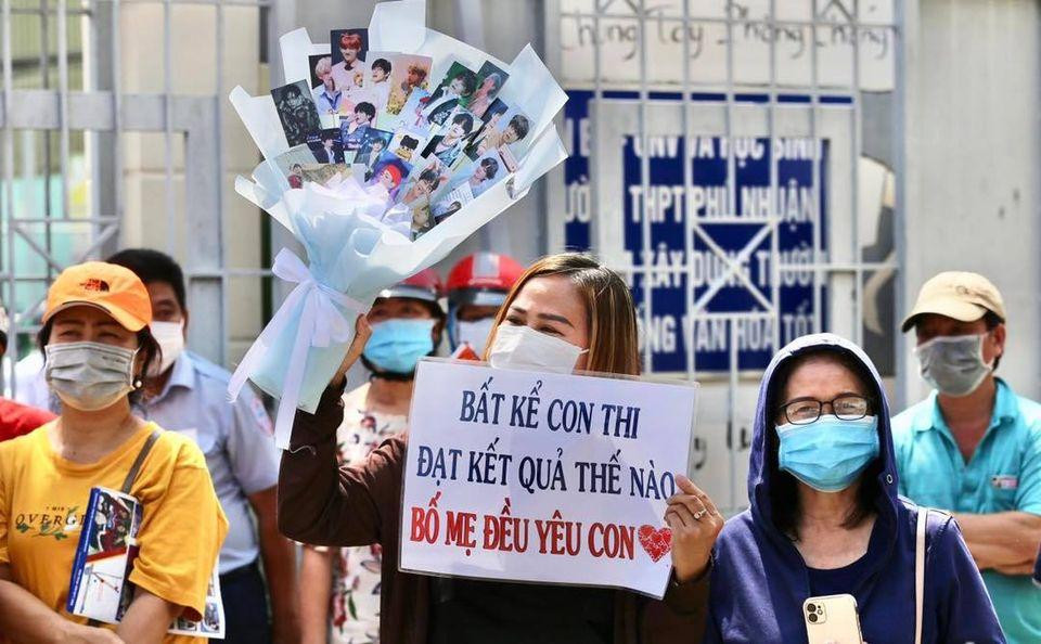 Hình ảnh người mẹ đến trước cửa trường thi để cổ vũ tinh thần cho con bằng những món quà ngọt ngào. Ảnh: Hoàng Giang Hình ảnh người mẹ đến trước cửa trường thi để cổ vũ tinh thần cho con bằng những món quà ngọt ngào. Ảnh: Hoàng Giang