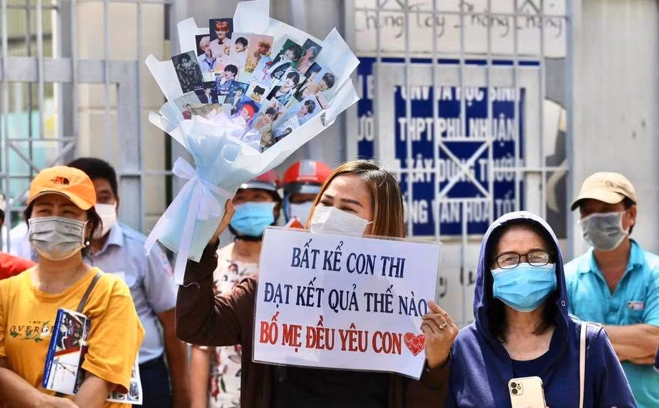 "Bó hoa" và lời nhắn gửi dễ thương "siêu cấp vũ trụ" đã được gia đình gửi đến teen sau buổi thi cuối cùng tại TP.HCM. Ảnh: Sài Gòn Nghen.