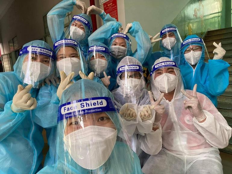 Cậu bạn tham gia hỗ trợ lấy mẫu xét nghiệm cùng các tình nguyện viên. Cậu bạn tham gia hỗ trợ lấy mẫu xét nghiệm cùng các tình nguyện viên.