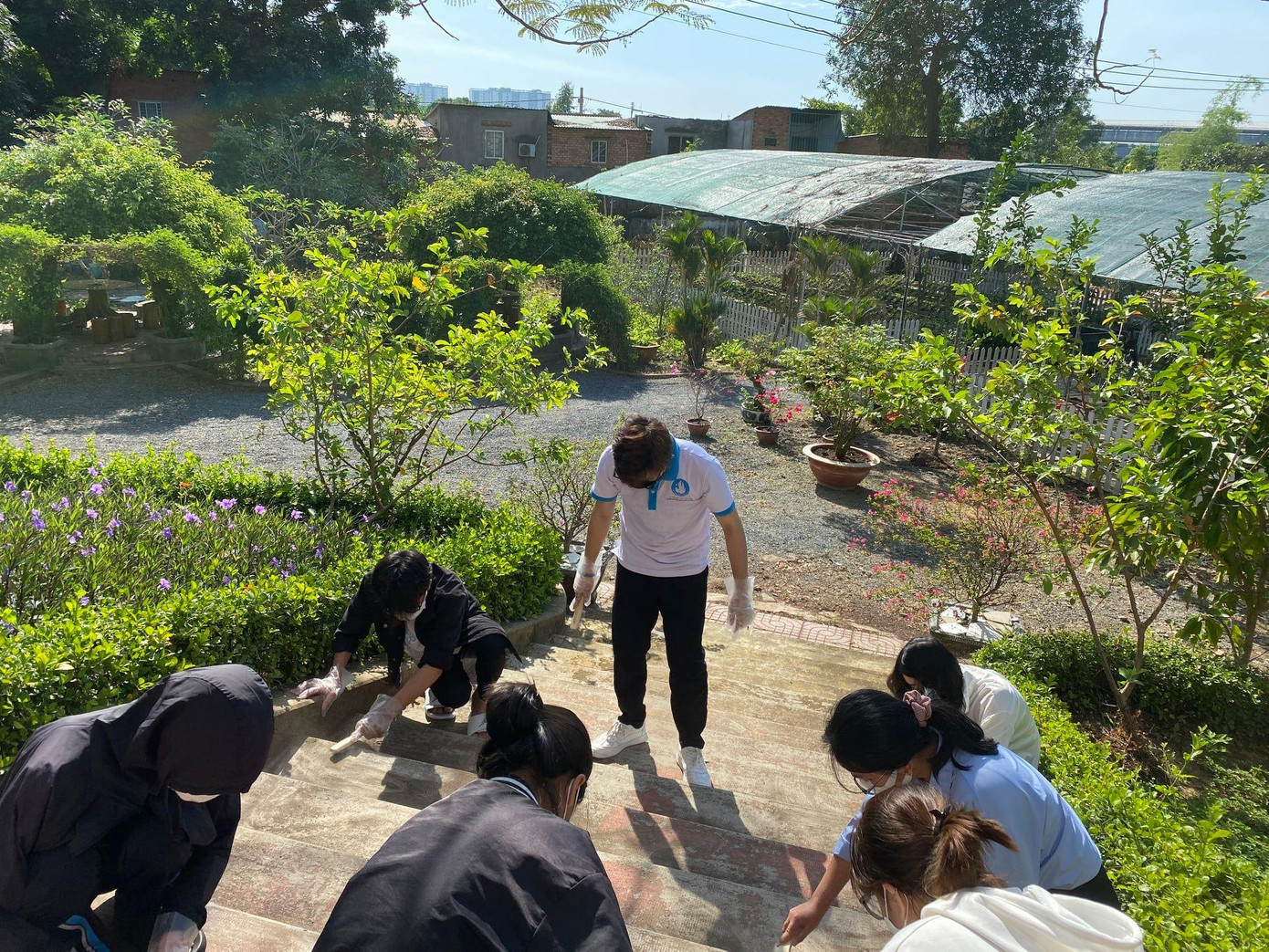 Không ngại nắng gắt, các đoàn viên thanh niên của Đại học KHXH&NV TPHCM miệt mài tân trang cơ sở vật chất tại cơ sở Thủ Đức. Nguồn: Sức Trẻ Nhân Văn Không ngại nắng gắt, các đoàn viên thanh niên của Đại học KHXH&NV TPHCM miệt mài tân trang cơ sở vật chất tại cơ sở Thủ Đức. Nguồn: Sức Trẻ Nhân Văn