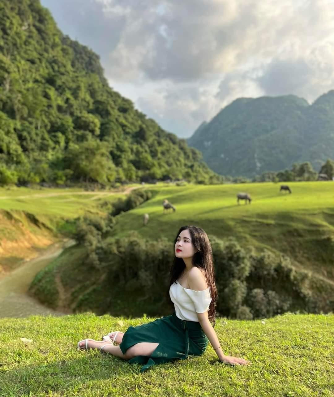 Gen Z thỏa sức sống ảo giữa chốn thiên đường xanh ngát. Ảnh: Trần Hoàng Anh Trâm Gen Z thỏa sức sống ảo giữa chốn thiên đường xanh ngát. Ảnh: Trần Hoàng Anh Trâm