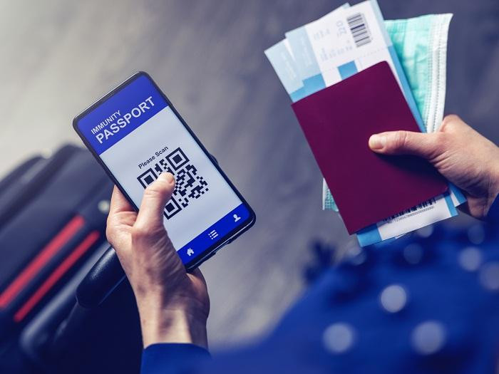 Hộ chiếu vaccine có thể ở dạng giấy chứng nhận hoặc dạng thẻ, app công nghệ… Nguồn: Internet.