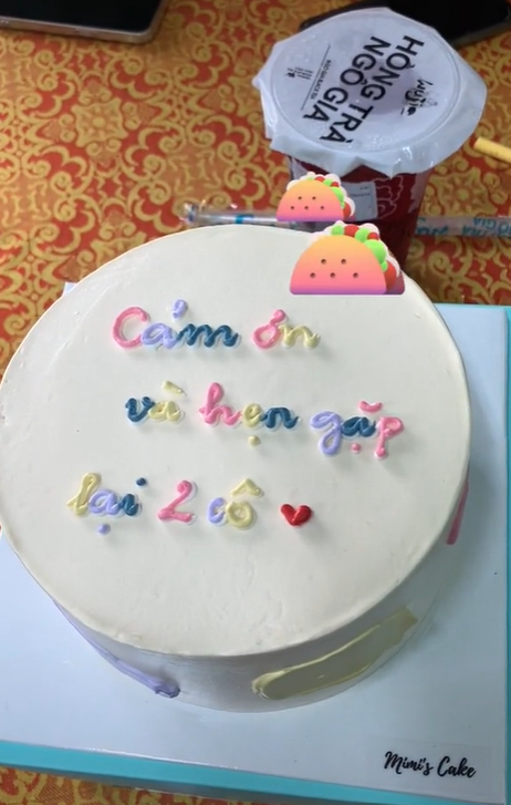 Chiếc bánh kem chính là tình cảm của các bạn học sinh dành tặng lại cho cô giáo Khánh Linh sau 5 tuần thực tập. (Ảnh chụp màn hình)