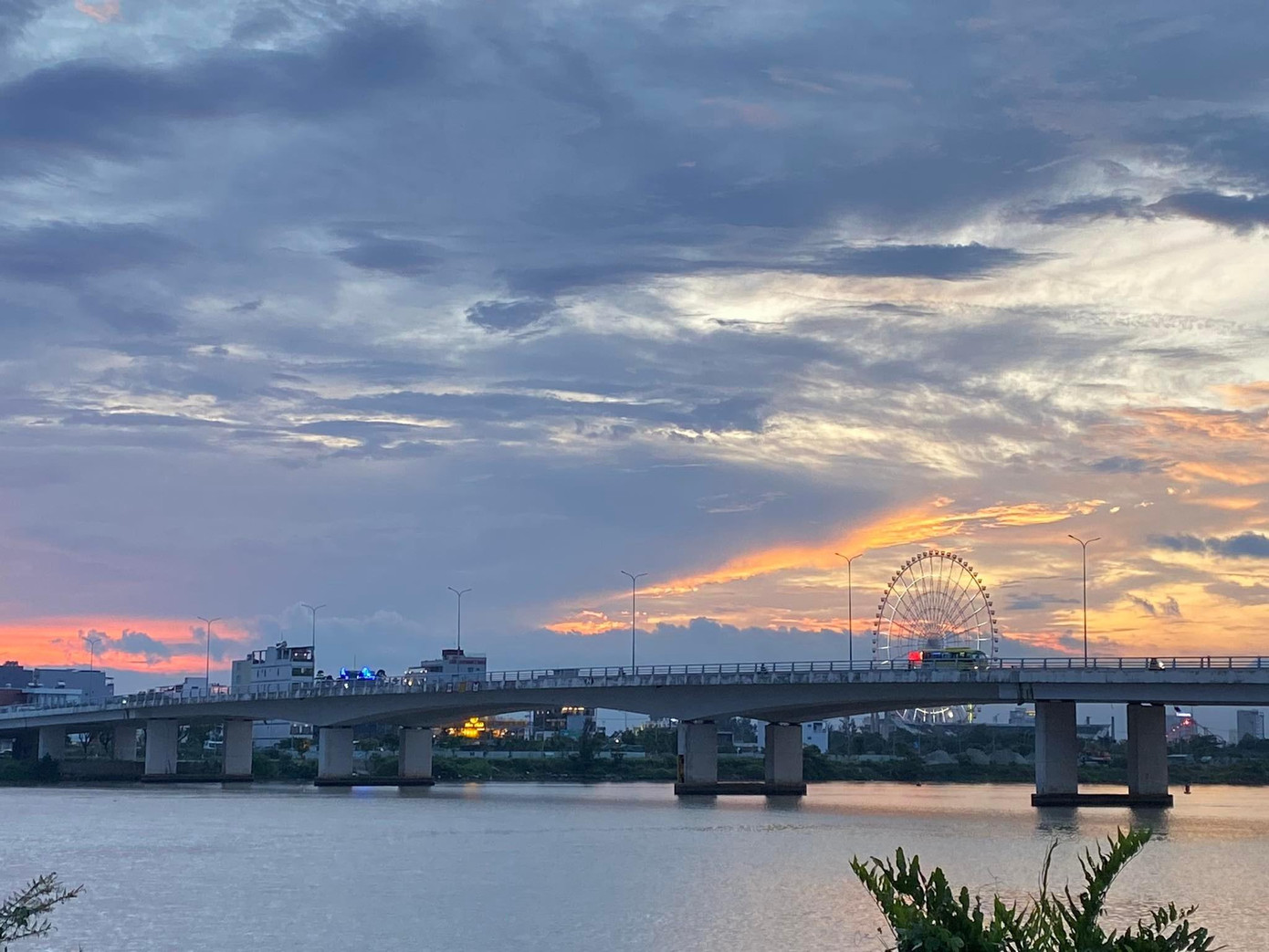 Thu Hiền ngây ngất trước vẻ đẹp hoàng hôn ở Đà Nẵng. Ảnh: NVCC