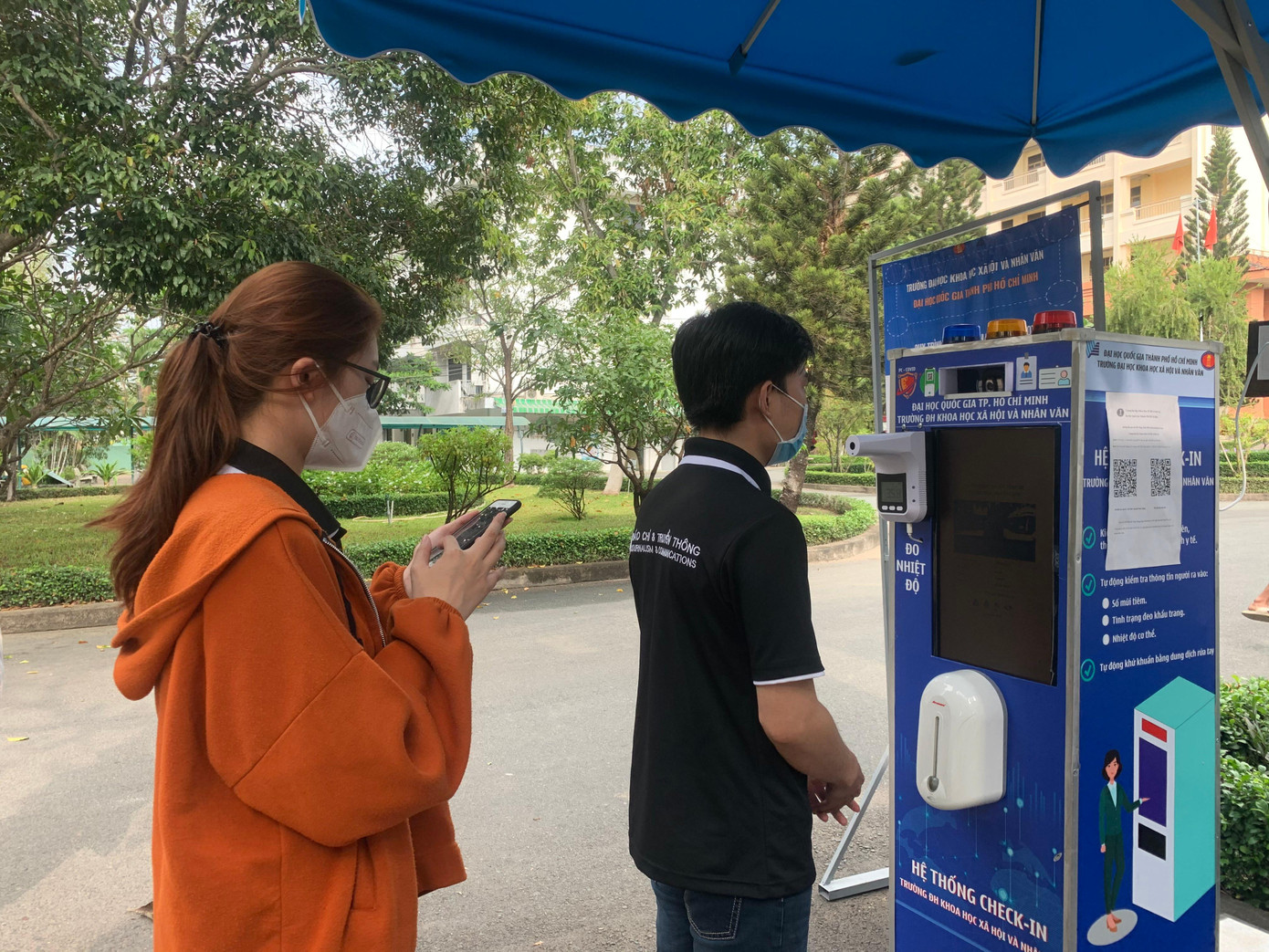 Sinh viên thực hiện khai báo y tế tại hệ thống IoT đặt ở khuôn viên trường. Ảnh: Ánh Ngân Sinh viên thực hiện khai báo y tế tại hệ thống IoT đặt ở khuôn viên trường. Ảnh: Ánh Ngân