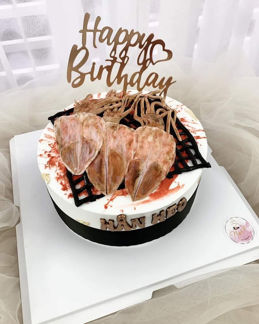 Chiếc bánh "khô mực" pha ke đang gây bão cộng đồng mạng. Nguồn: Internet Chiếc bánh "khô mực" pha ke đang gây bão cộng đồng mạng. Nguồn: Internet