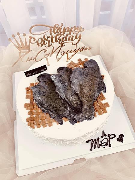 Chiếc bánh kem tạo hình cá khô bổi Minh làm năm 2020. Nguồn: Internet Chiếc bánh kem tạo hình cá khô bổi Minh làm năm 2020. Nguồn: Internet