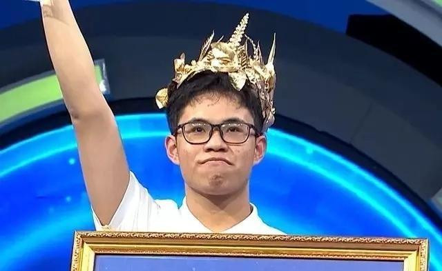 Nam sinh Hải Phòng - Vũ Bùi Đình Tùng đã xuất sắc về đích đầu tiên và ghi danh vào cuộc thi Quý II. Ảnh: Đường Lên Đỉnh Olympia Nam sinh Hải Phòng - Vũ Bùi Đình Tùng đã xuất sắc về đích đầu tiên và ghi danh vào cuộc thi Quý II. Ảnh: Đường Lên Đỉnh Olympia