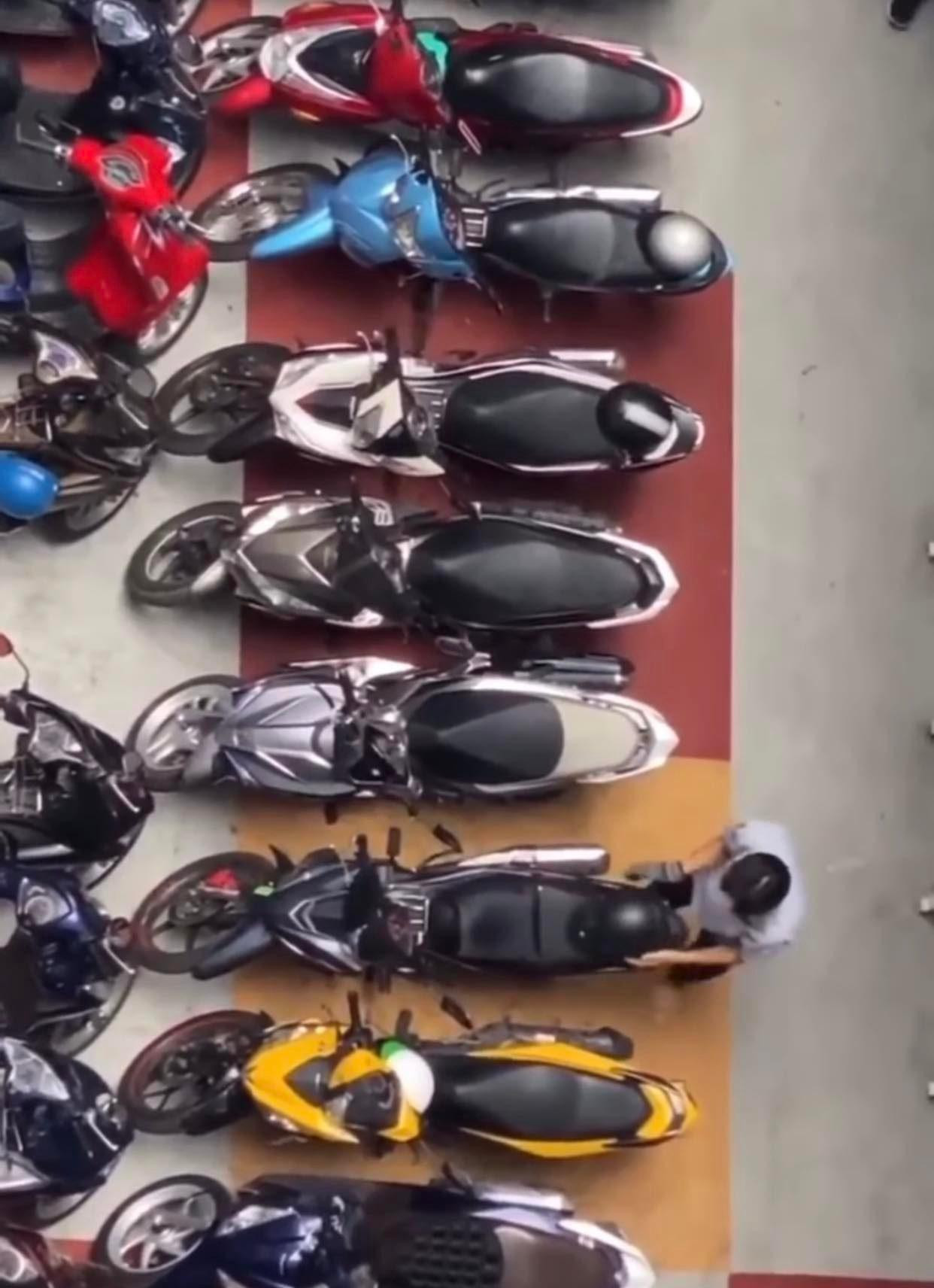 Chú bảo vệ “đội mưa” để úp nón bảo hiểm cho từng sinh viên tại một trường Đại học. Ảnh chụp màn hình Chú bảo vệ “đội mưa” để úp nón bảo hiểm cho từng sinh viên tại một trường Đại học. Ảnh chụp màn hình