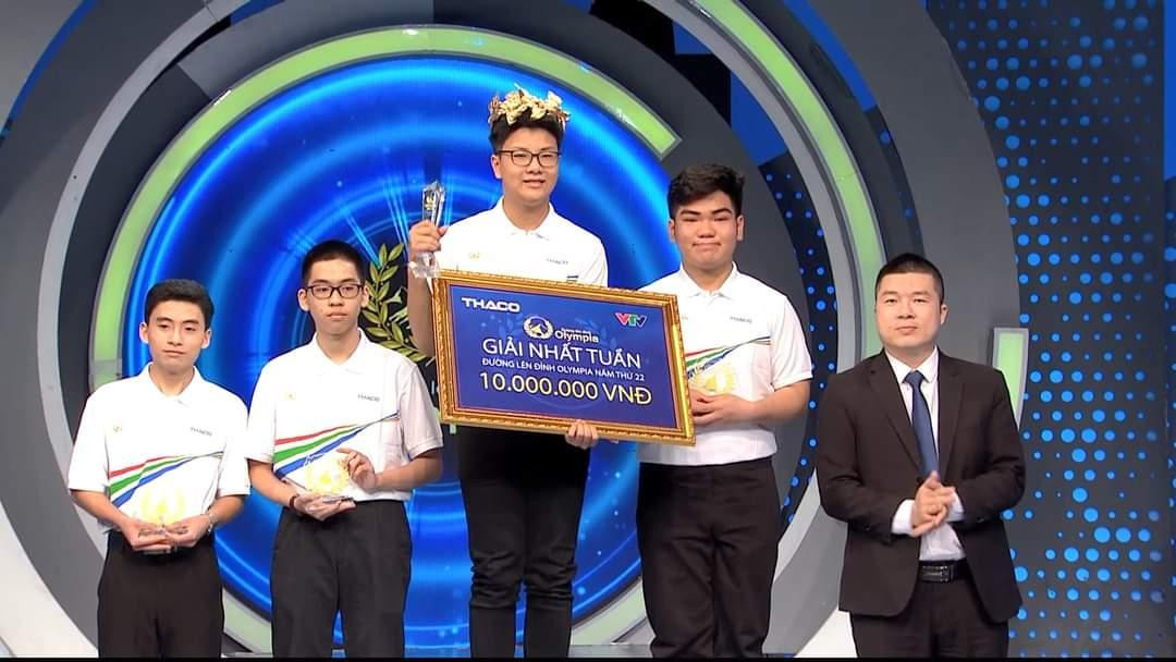 Phùng Gia Huy giữ vững phong độ qua 4 vòng thi với số điểm 350. Nguồn: Đường Lên Đỉnh Olympia Phùng Gia Huy giữ vững phong độ qua 4 vòng thi với số điểm 350. Nguồn: Đường Lên Đỉnh Olympia