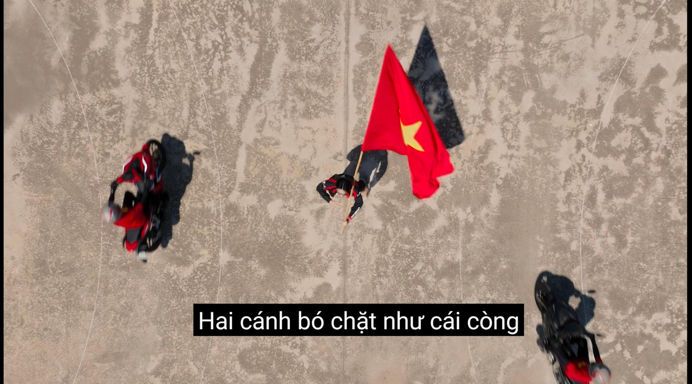 “Chiếc còng tay” khiến các phe học tủ Vợ Chồng A Phủ thích thú. “Chiếc còng tay” khiến các phe học tủ Vợ Chồng A Phủ thích thú.