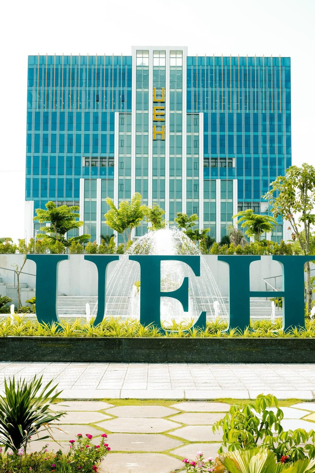 Trường UEH không xét học bạ đơn thuần mà kết hợp thêm các điều kiện khác như là học sinh giỏi, hạnh kiểm tốt và xét cả quá trình học THPT của thí sinh. Nguồn: Internet.