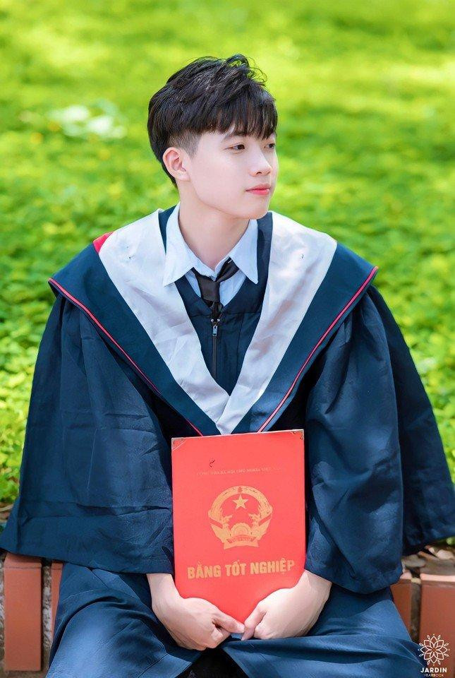 Nguyễn Tiến Đạt - cựu học sinh trường THPT Hùng Vương, thị xã Phú Thọ. Nguyễn Tiến Đạt - cựu học sinh trường THPT Hùng Vương, thị xã Phú Thọ.