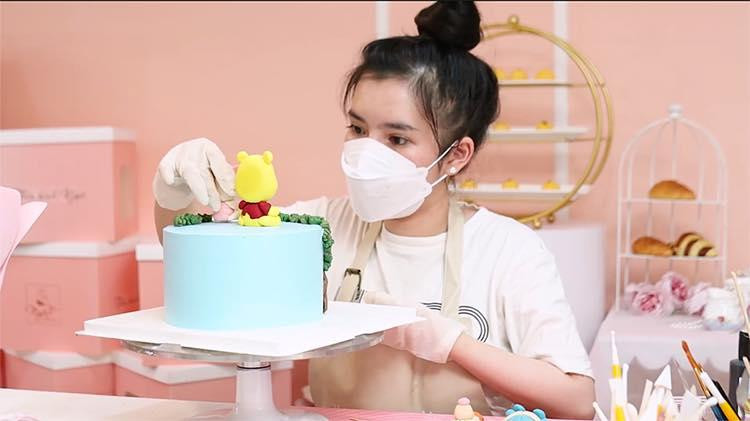 Tô Nhật Minh - chủ nhân của những chiếc bánh sáng tạo theo phong cách tả thực. Nguồn: Internet. Tô Nhật Minh - chủ nhân của những chiếc bánh sáng tạo theo phong cách tả thực. Nguồn: Internet.