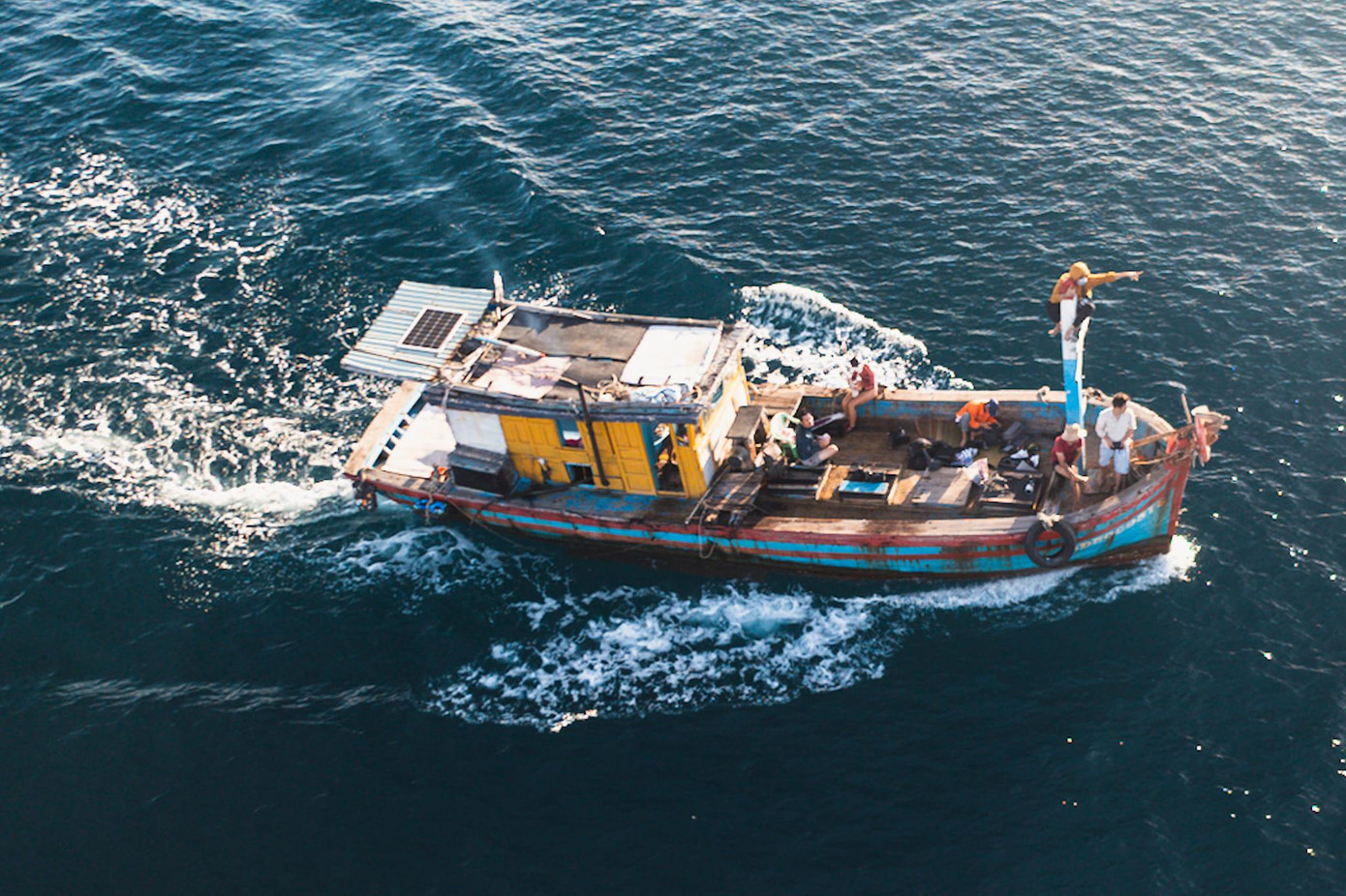 "Thuyền chạy sóng đánh lắc muốn rớt tim" nhưng Hải An vẫn bám cột, bám biển để tác nghiệp. Ảnh: Facebook nhân vật