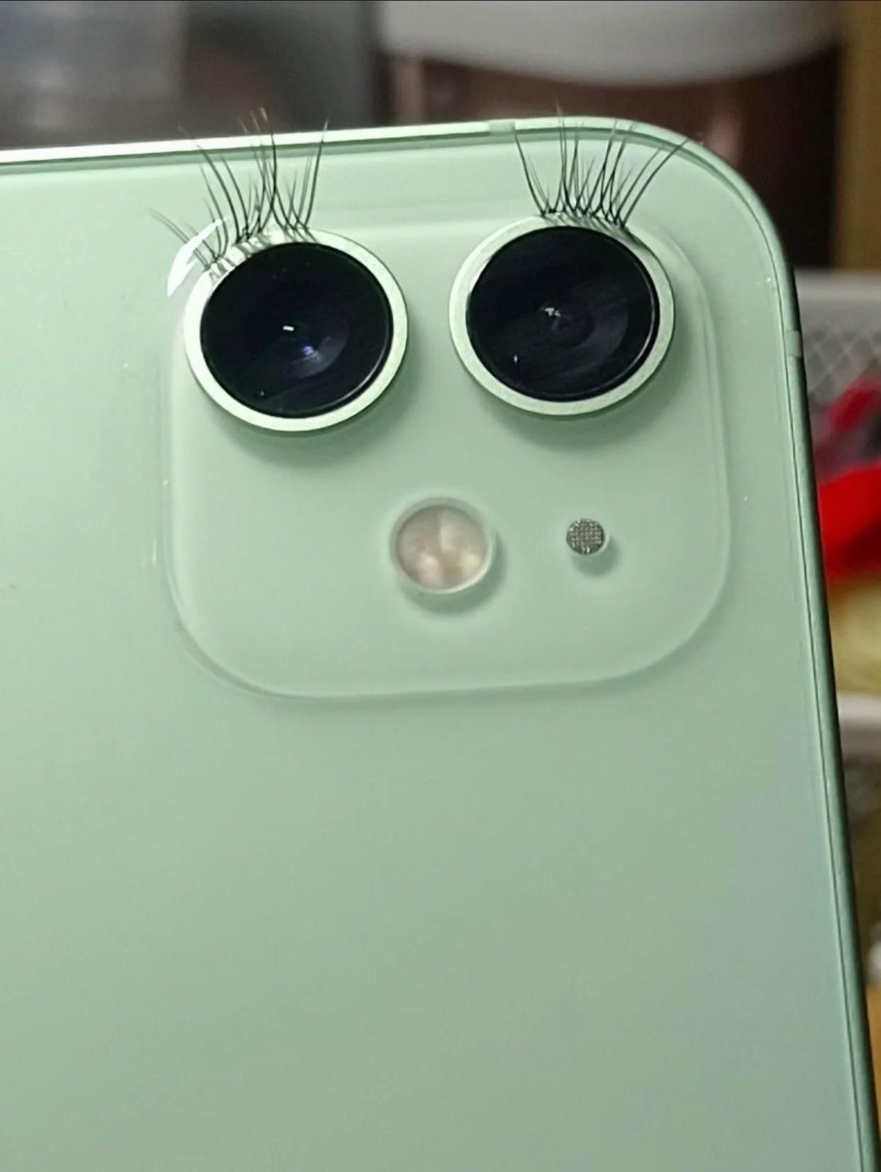 “Hàng mi” cong vút của chiếc điện thoại khiến netizen đổ rần rần. Nguồn: Internet.